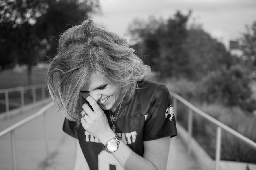 girl laughing senior portraits