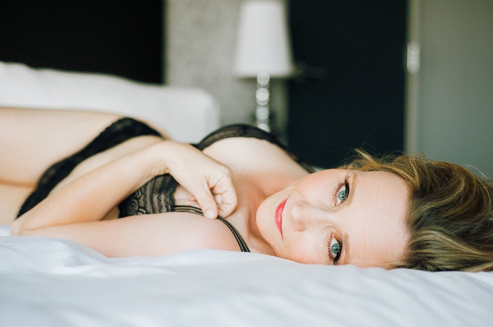 boudoir photography with natural light, austin's classic boudoir photographer, austin glamorous portrait photographer, wedding photography