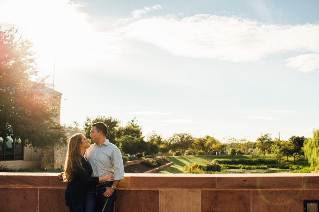 outdoor photo session in austin texas with sun flare and greenery, natural light lifestyle portrait photography in texas, texas lifestyle portrait photographer, outdoor creative couples portraits, intimate couples photos
