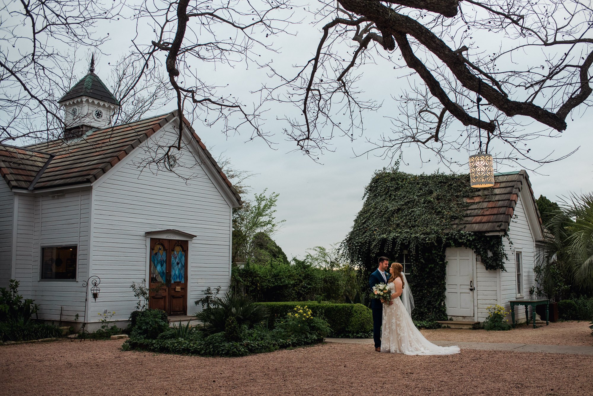 austin wedding photographer wedding portraits on a cloudy day at barr mansion in austin texas, austin wedding at the barr mansion, cloudy day wedding photos, spring wedding at the barr mansion