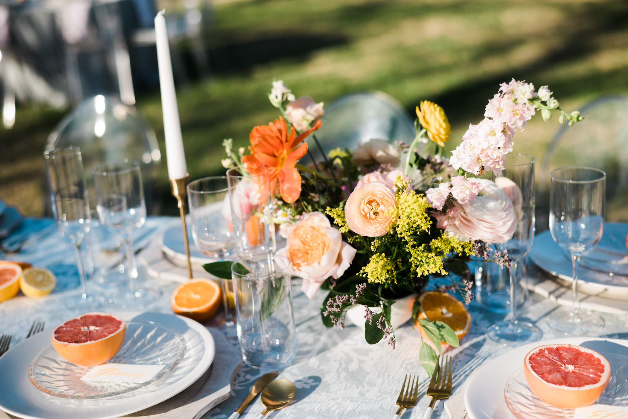 citrus table decor at an outdoor wedding