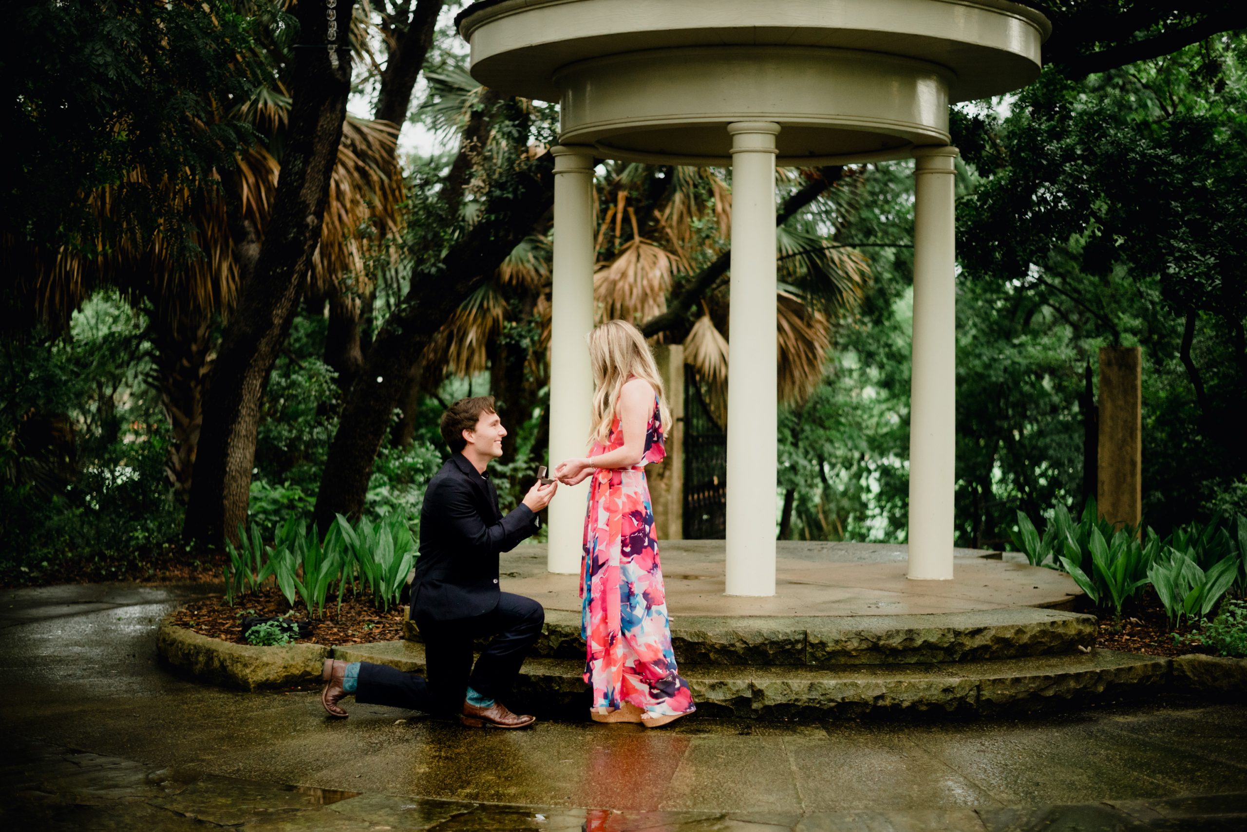 spring proposal at Laguna Gloria in Austin, luxurious Austin proposal photographer, how to propose in Austin, proposal photos at Laguna Gloria 