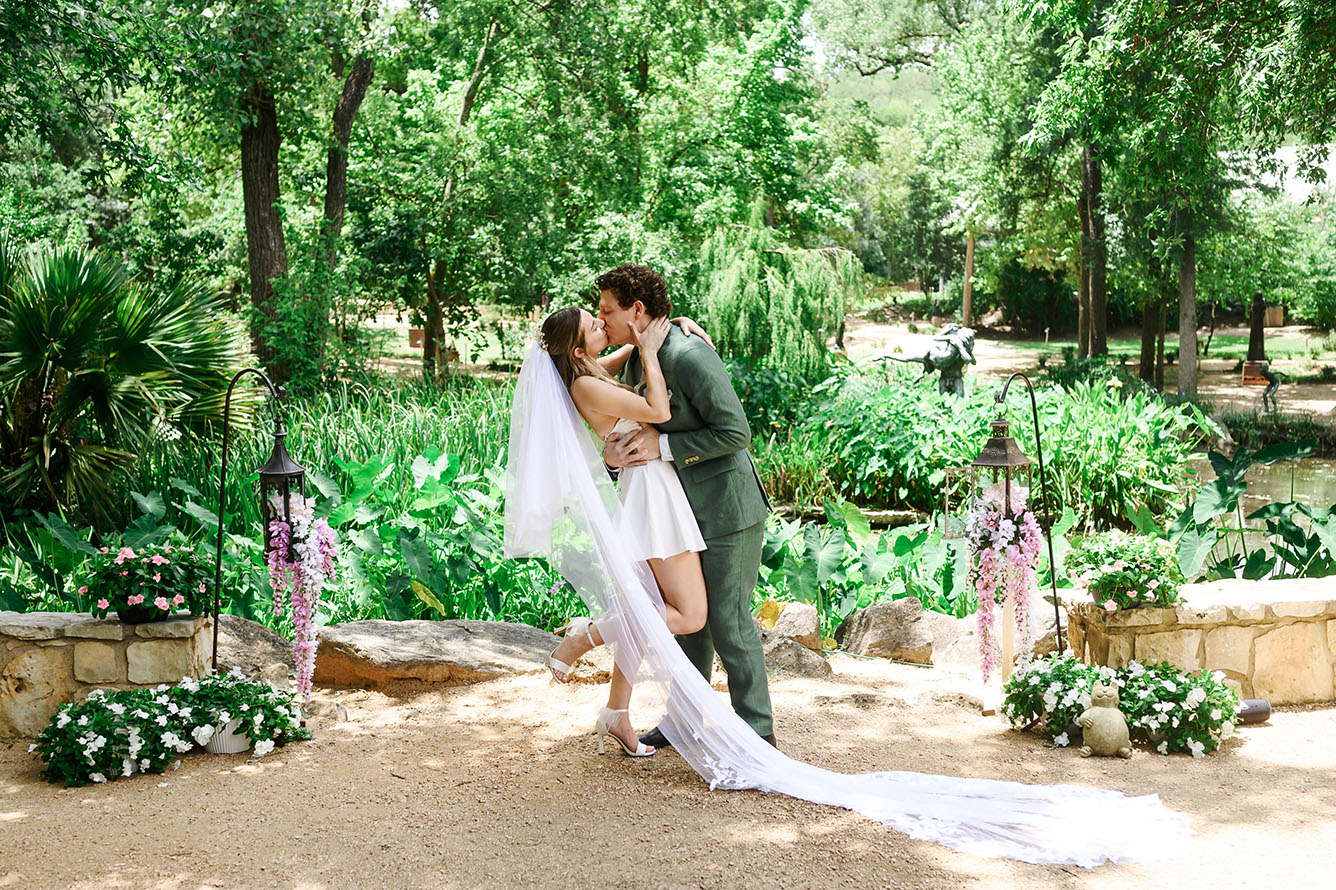 Microwedding photography in Austin at the Umlauf Garden