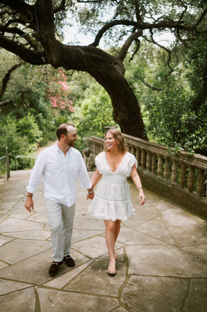 engagement photos at Laguna Gloria in the summertime